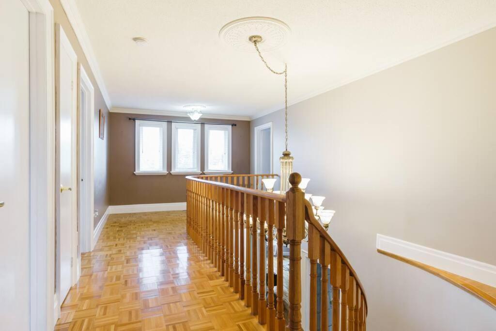 Beautiful Home 4 Bed, 3 Bath, Garage, Backyard! ミシサガ エクステリア 写真