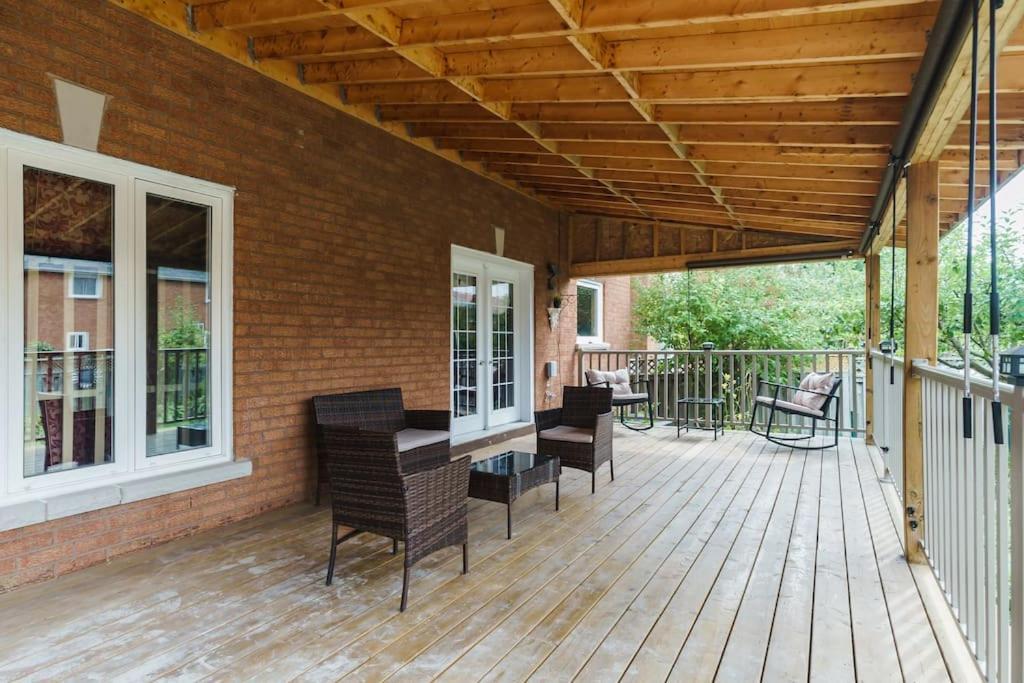 Beautiful Home 4 Bed, 3 Bath, Garage, Backyard! ミシサガ エクステリア 写真
