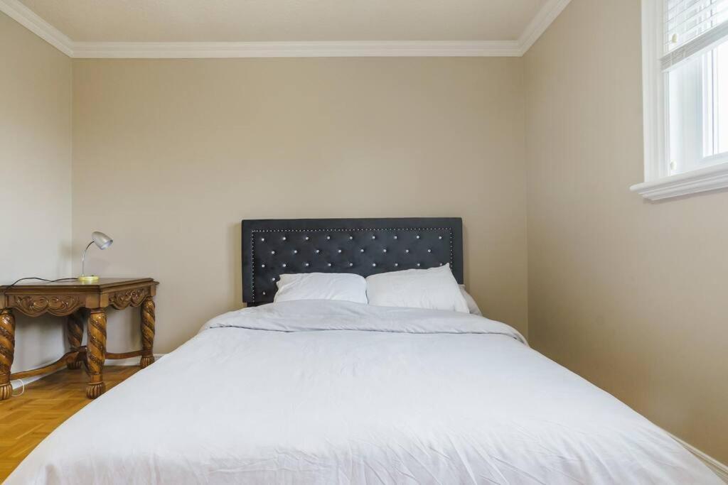 Beautiful Home 4 Bed, 3 Bath, Garage, Backyard! ミシサガ エクステリア 写真
