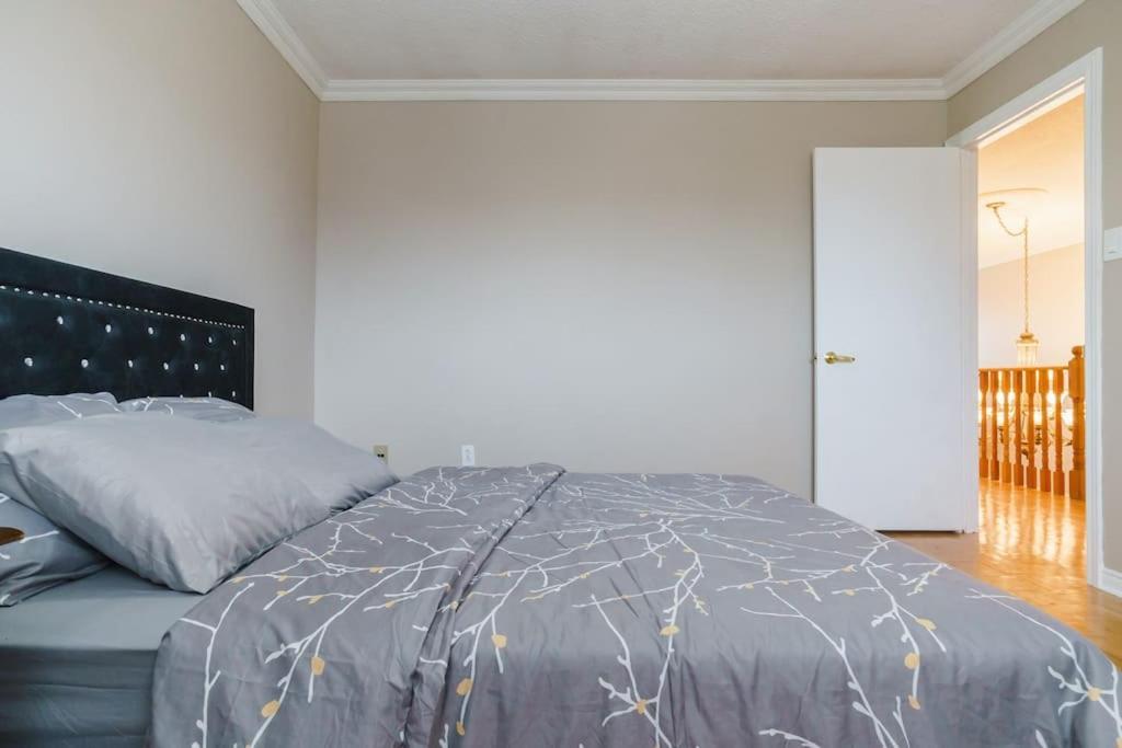 Beautiful Home 4 Bed, 3 Bath, Garage, Backyard! ミシサガ エクステリア 写真