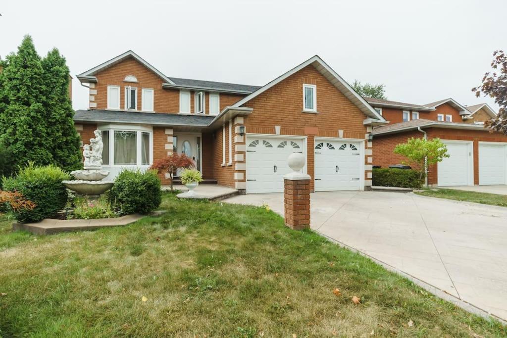 Beautiful Home 4 Bed, 3 Bath, Garage, Backyard! ミシサガ エクステリア 写真