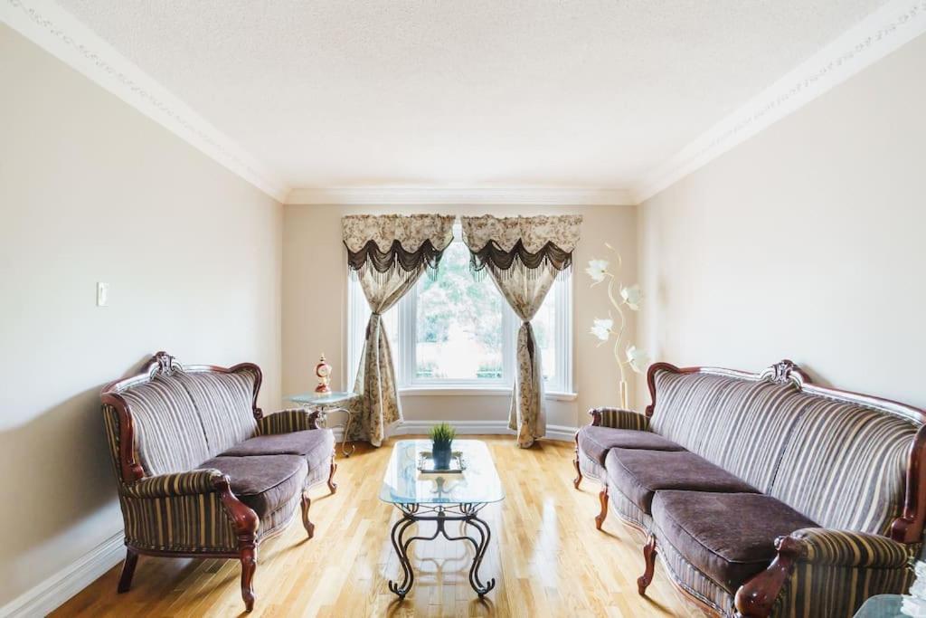 Beautiful Home 4 Bed, 3 Bath, Garage, Backyard! ミシサガ エクステリア 写真