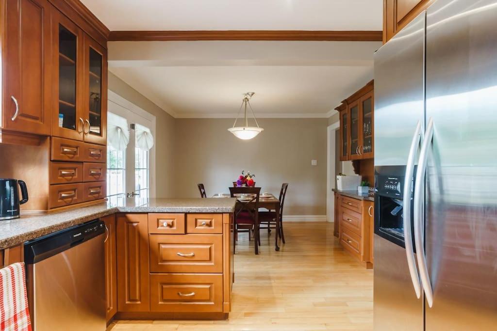 Beautiful Home 4 Bed, 3 Bath, Garage, Backyard! ミシサガ エクステリア 写真