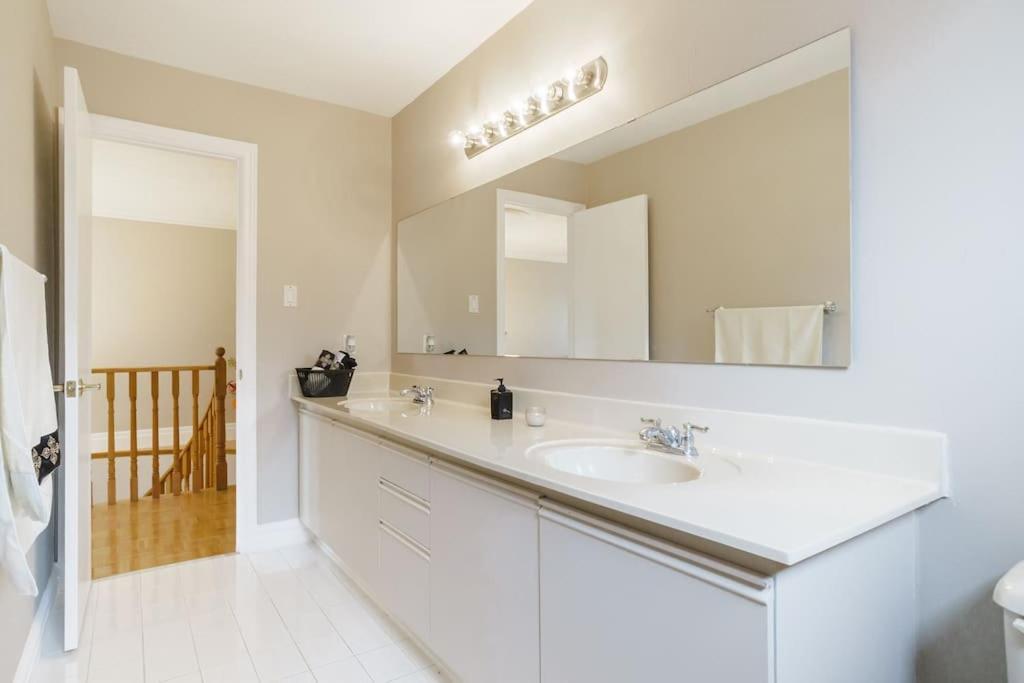 Beautiful Home 4 Bed, 3 Bath, Garage, Backyard! ミシサガ エクステリア 写真