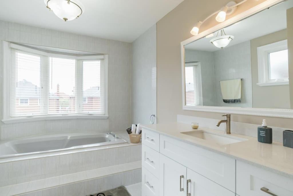 Beautiful Home 4 Bed, 3 Bath, Garage, Backyard! ミシサガ エクステリア 写真