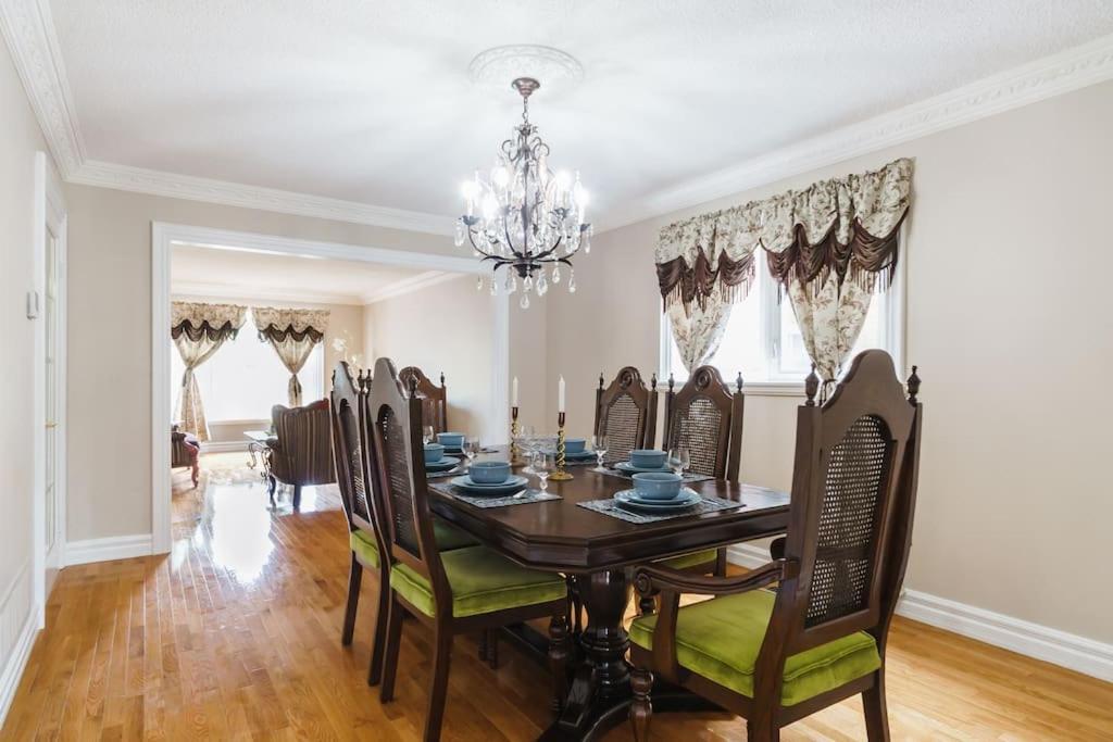Beautiful Home 4 Bed, 3 Bath, Garage, Backyard! ミシサガ エクステリア 写真