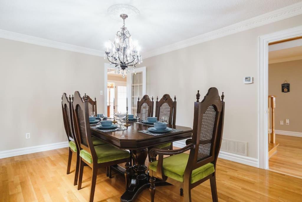 Beautiful Home 4 Bed, 3 Bath, Garage, Backyard! ミシサガ エクステリア 写真