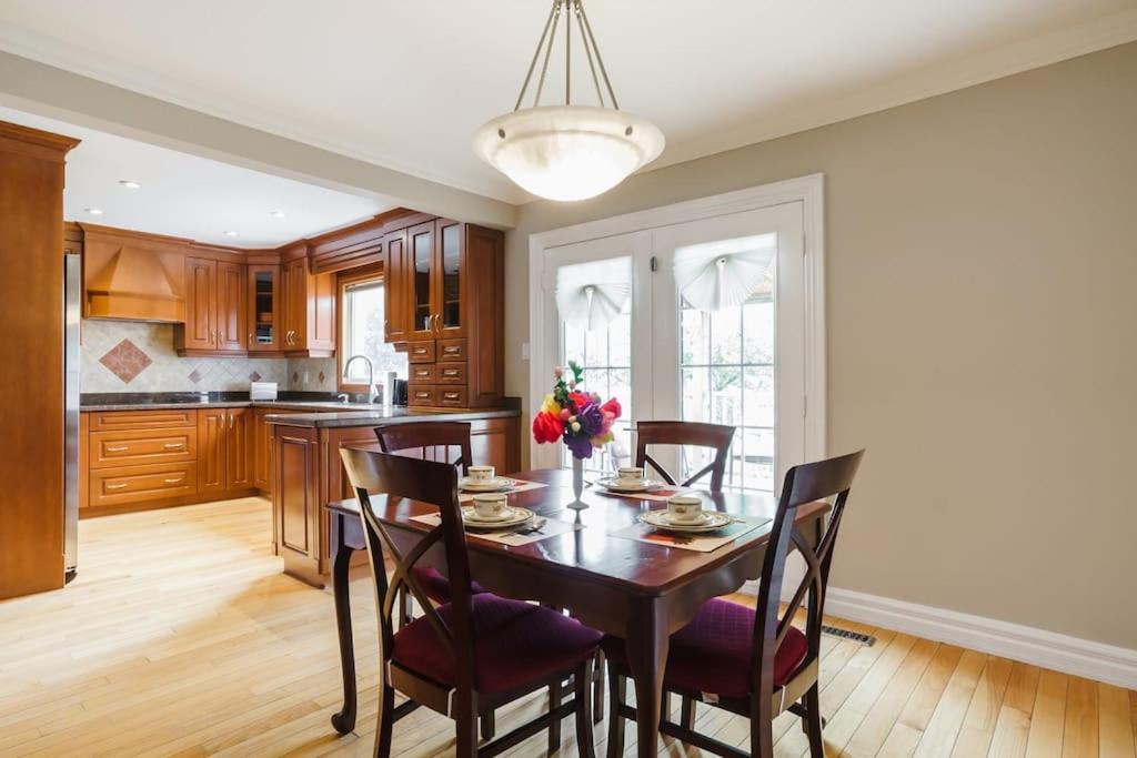 Beautiful Home 4 Bed, 3 Bath, Garage, Backyard! ミシサガ エクステリア 写真